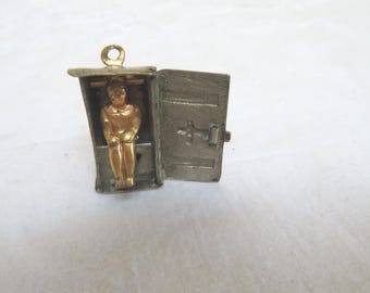 Ciondolo meccanico antico in ottone con tagliasigari/tagliasigari/uomo sul water nel capanno - 1800