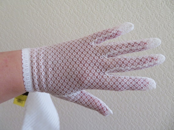 Vintage White Stretch Nylon Lace Wrist Gloves by C