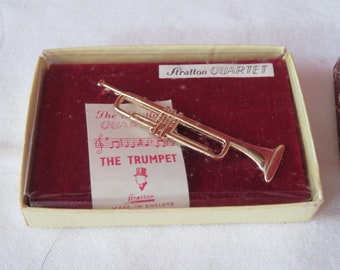 Vintage goldfarbene Trompeten-Krawattenstange/Clip/Schutz/Halterung von Stratton Quartet in Originalverpackung – 1960er Jahre – Musik/Musiker/Blechbläser/Orchester/Jazz