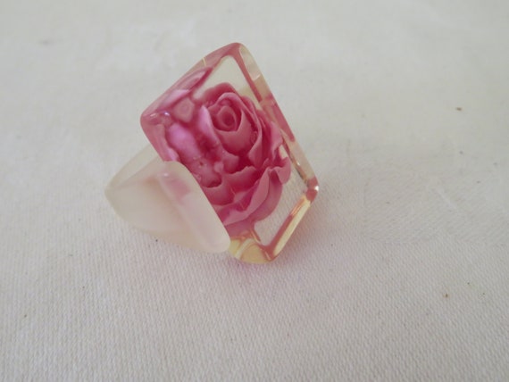 Vintage Clear and Frosted Lucite Ring with Pink A… - image 6