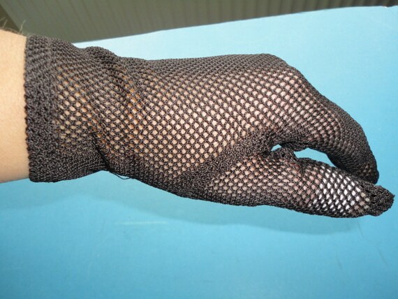 Vintage Chocolate Brown Crochet/Net Gloves 1950s … - image 2