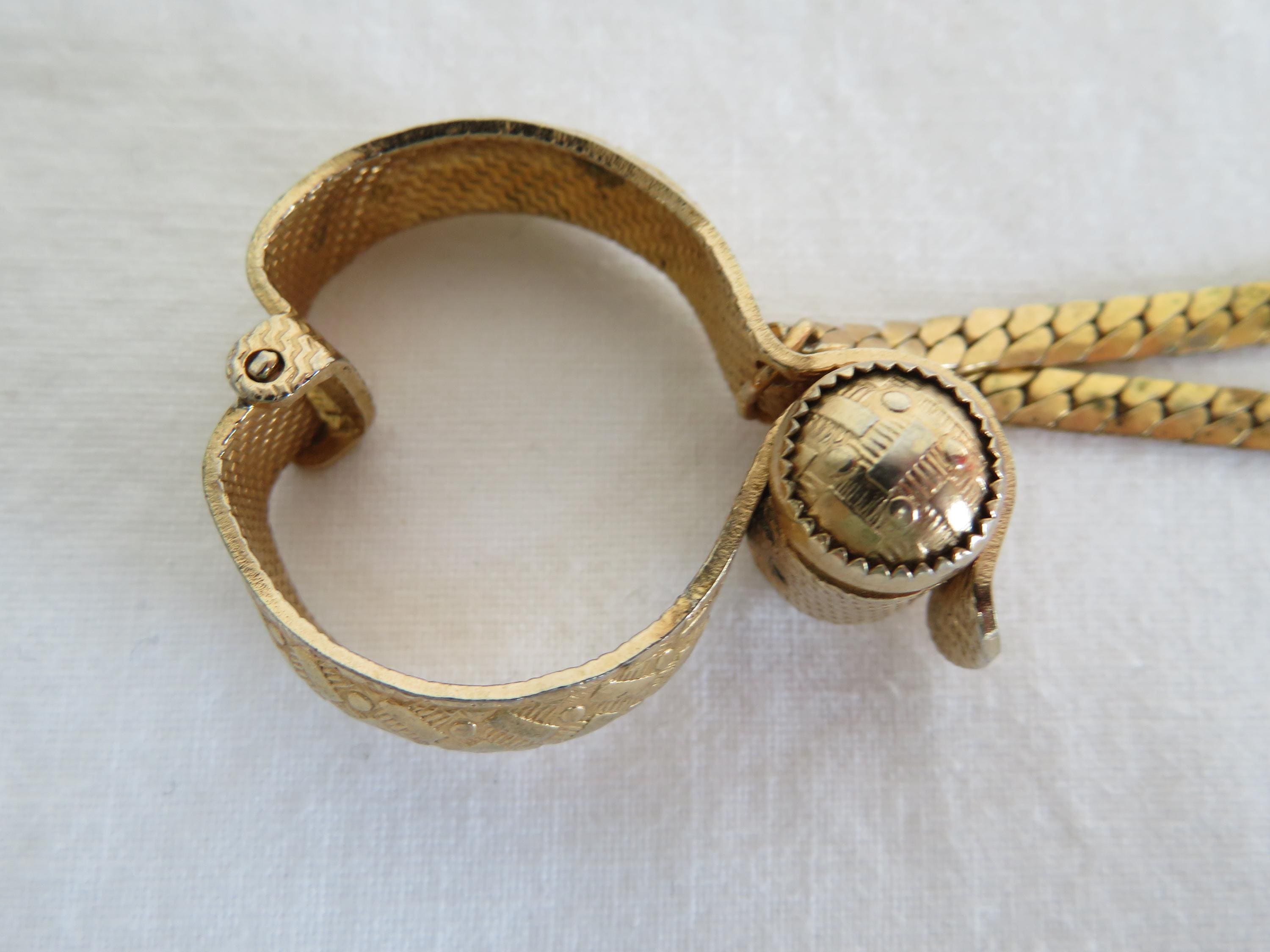 Vintage Gold Tone Opera Glove Holder/clip With Unusual Fastening 