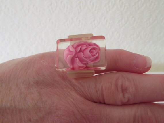 Vintage Clear and Frosted Lucite Ring with Pink A… - image 2
