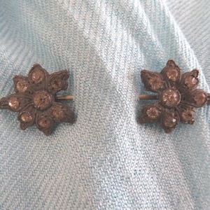 Alfiler antiguo de doble punta de hierro y pasta para jabot, sombrero, solapa, chal o capa (siglos XIX y XX)