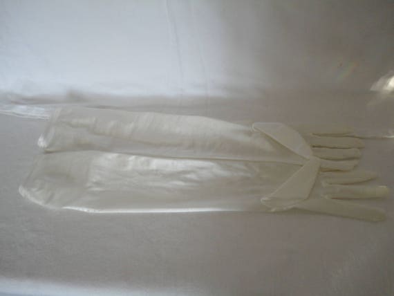 Vintage Ivory Stretch Nylon Over Elbow Length Glo… - image 8