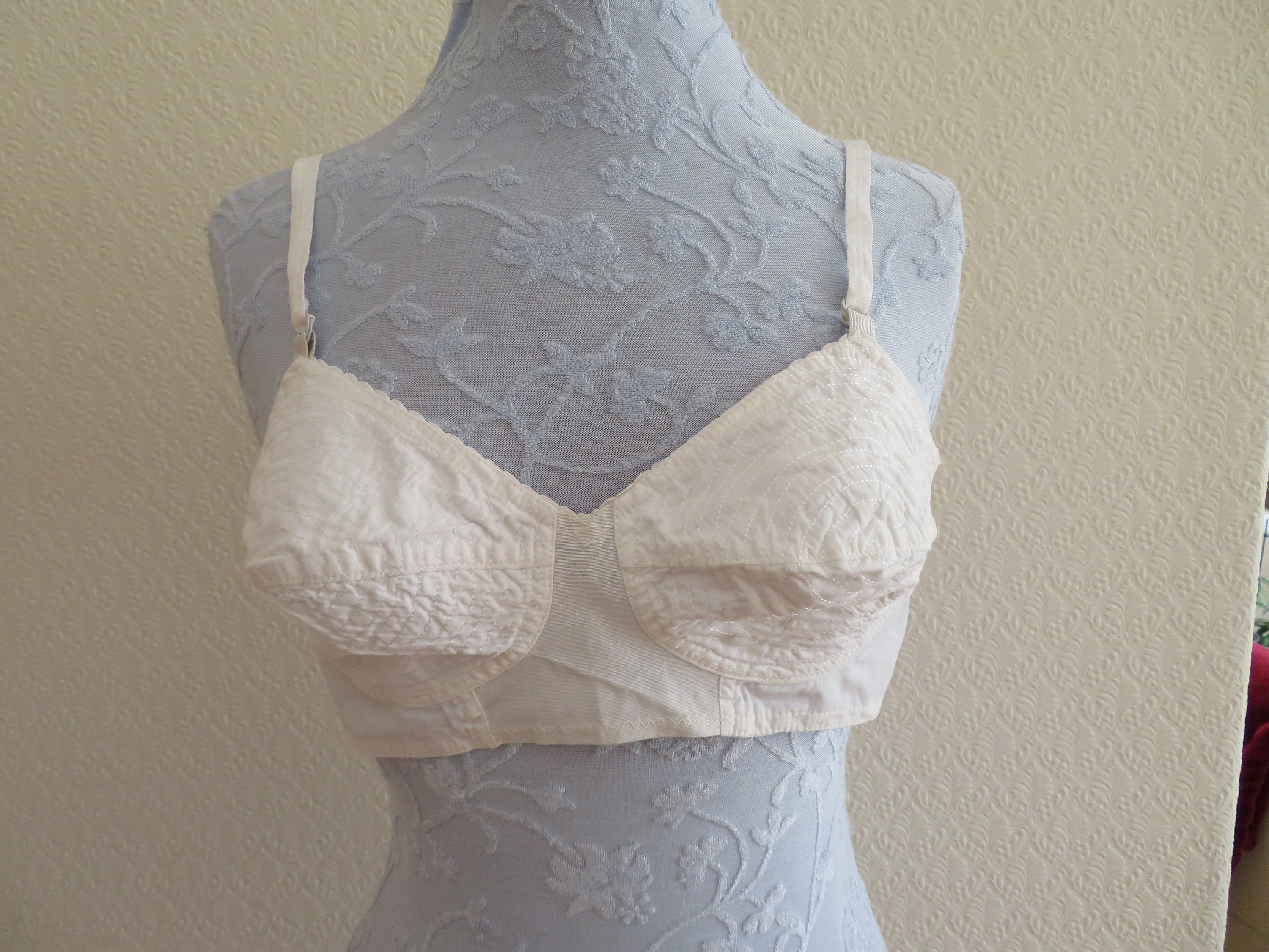 Vintage White Cotton Stitched Soft Cup Bullet Bra Foundations by Eros Read  Below for Size 1950's Madonna/pin Up/sweater Girl 