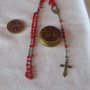 Vintage / Antique Souvenir de Lourdes Messing Rosenkranz / Reliquiar Box mit Rosenkranz - kleine rote Glasperlen und Messing Rosenkranz