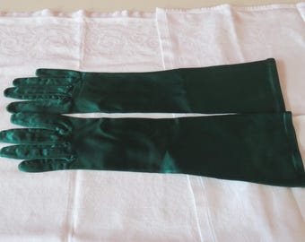 Guanti senza dita in raso elasticizzato color salvia, lunghezza al gomito, pizzo con perline e passante per dito, 33 cm dalla nocca in su. - Italia
