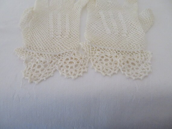 Vintage Ivory Stretch Cotton Crochet Gloves with … - image 8