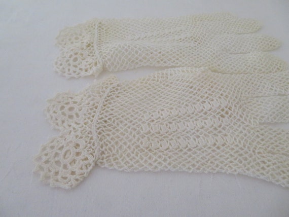 Vintage Ivory Stretch Cotton Crochet Gloves with … - image 6