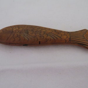Abridor de cartas o papel con forma de pez, pirograbado o atizador de madera antiguo/vintage, década de 1910