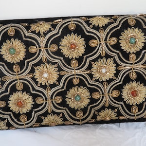Sac de soirée/d'occasion brodé Zardozi en velours noir vintage - Fil métallisé or clair et perles d'agate - 1980's
