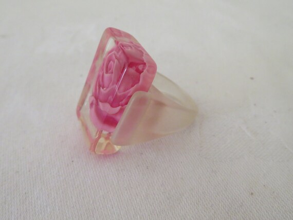 Vintage Clear and Frosted Lucite Ring with Pink A… - image 5