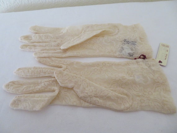 Vintage Nude  Stretch Nylon Lace Wrist Gloves wit… - image 8