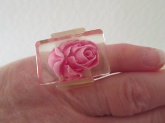 Vintage Clear and Frosted Lucite Ring with Pink A… - image 4
