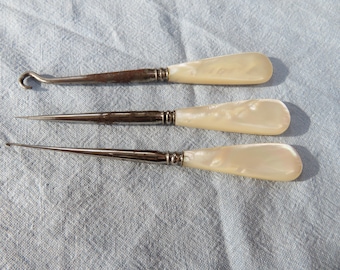 Strumenti da cucito vintage/antichi intagliati a mano con manico in madreperla - anni '90