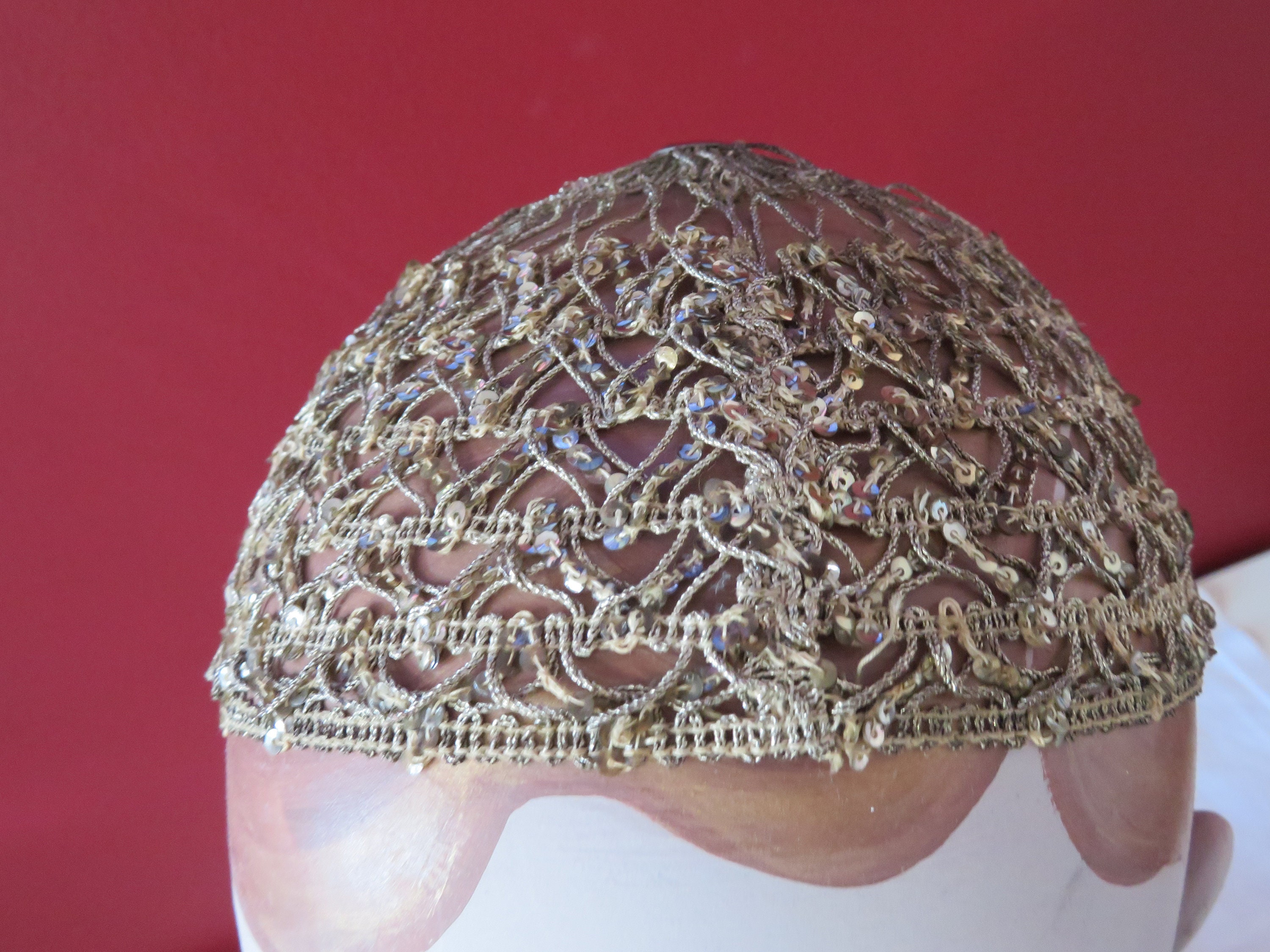 Vintage Art Deco Flapper Hand Beaded Sequin Wedding 1950s Casque Hat Cap Elegant 1950s Sequin Beaded Bridal Wedding Skull Cap Fascinator Hat  main image 3