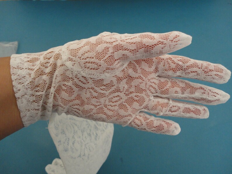 Vintage White Stretch Nylon Lace Wrist Gloves 1980s Size S 6.5 7 Ideal Bridal/Wedding/Prom Unworn New Old Stock image 2