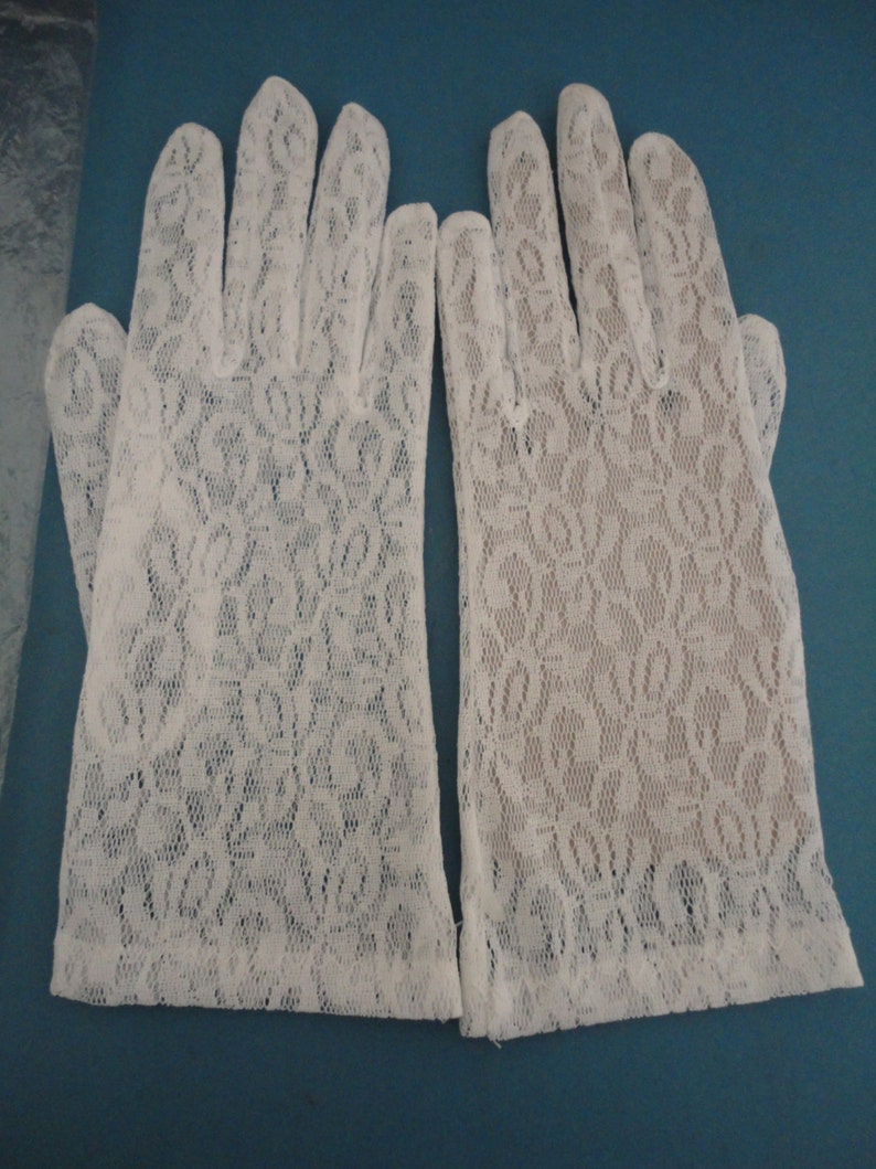Vintage White Stretch Nylon Lace Wrist Gloves 1980s Size S 6.5 7 Ideal Bridal/Wedding/Prom Unworn New Old Stock image 5