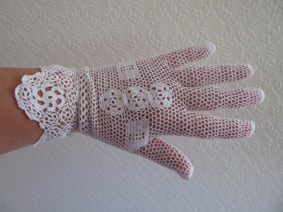 Vintage White Cotton Crochet Lace Wrist Gloves wi… - image 1
