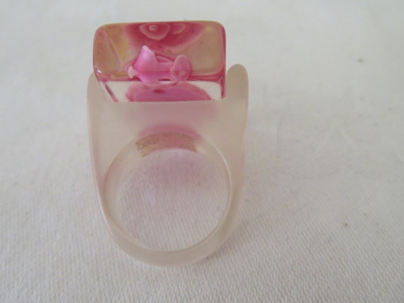 Vintage Clear and Frosted Lucite Ring with Pink A… - image 7
