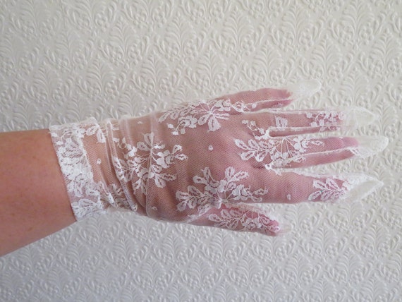 Vintage Ivory Nylon Flower Lace Over Wrist Gloves