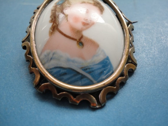 Broche Ancienne En Porcelaine De Limoges - Portrait De Femme, Monture Laiton Doré, Occasion