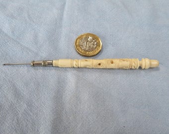 Uncinetto/pizzo/tatting in osso antico intagliato a mano - 1800, gancio rimovibile