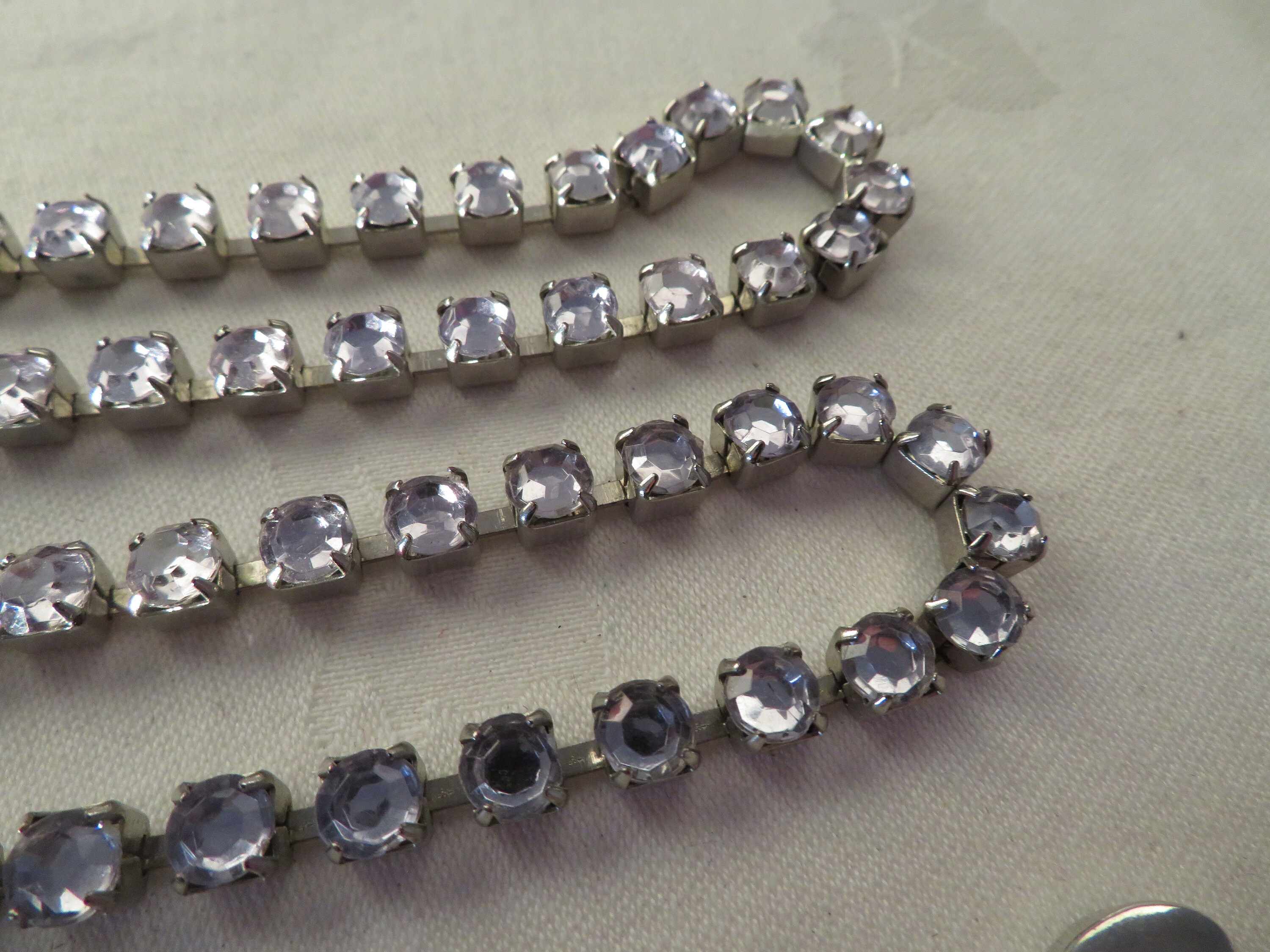 Starkles 80’s Vintage Sparkly Pronged RS Belt Set In Silver Toned Rhodium Metal. Original Vintage 80s Silver Sequin Elastic Belt With Silver  main image 2
