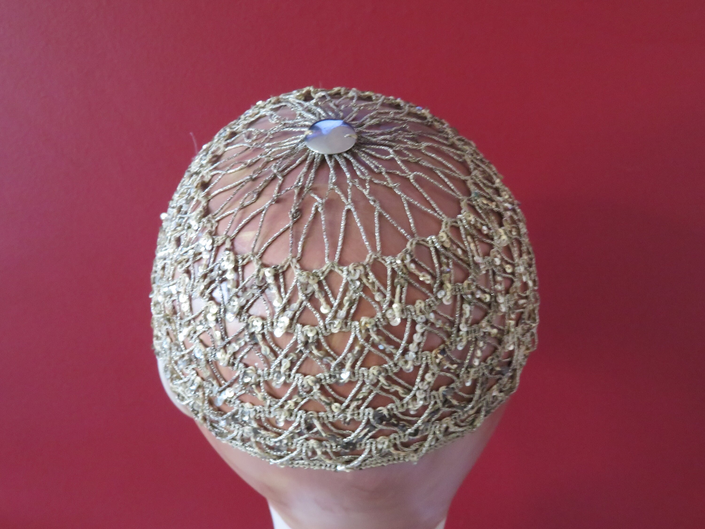 Vintage Art Deco Flapper Hand Beaded Sequin Wedding 1950s Casque Hat Cap Elegant 1950s Sequin Beaded Bridal Wedding Skull Cap Fascinator Hat  main image 4
