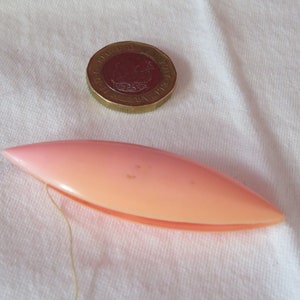 Navette de frivolité vintage rose pâle en celluloïd/Lucite - Années 50 - Frivolité/Travail de noeuds/Couture/Aiguille/Artisanat/Dentellerie - Voir rapport de condition