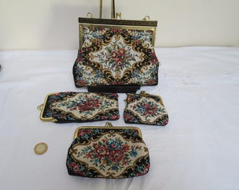 Puede incluir: Conjunto de cuatro carteras vintage de tapicería con motivos florales. La cartera más grande tiene un marco dorado y las carteras más pequeñas tienen cierres dorados. Las carteras son todas en tonos crema, negro y rosa.