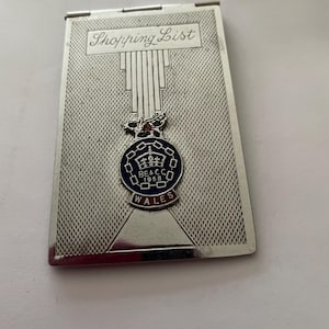 Vintage chromen motor gedraaide boodschappenlijsthouder met geëmailleerd embleem - Souvenir of the British Empire & Commonwealth Games Cardiff, Wales 1958