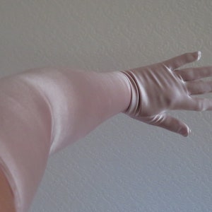Vintage Lila Stretch Handschuhe in Opernlänge von Cornelia James - 1990er Jahre - Größe M (Passend bis Größe 8.5) - Ungetragen NOS mit Etikett - 2 Paar verfügbar