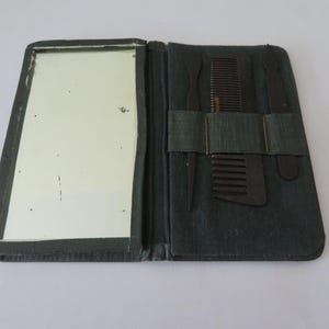 Specchio vintage/antico e mini set da toeletta in bachelite nera in portafoglio verde - anni &#39;20 - specchio, pettine, ceretta per orecchie/stuzzicadenti e strumento per manicure
