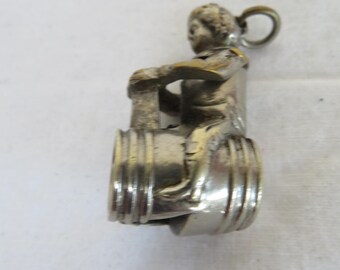 Antico portachiavi meccanico placcato in argento/tagliasigari/tagliasigari raffigurante un uomo/ragazzo su una canna - 1800