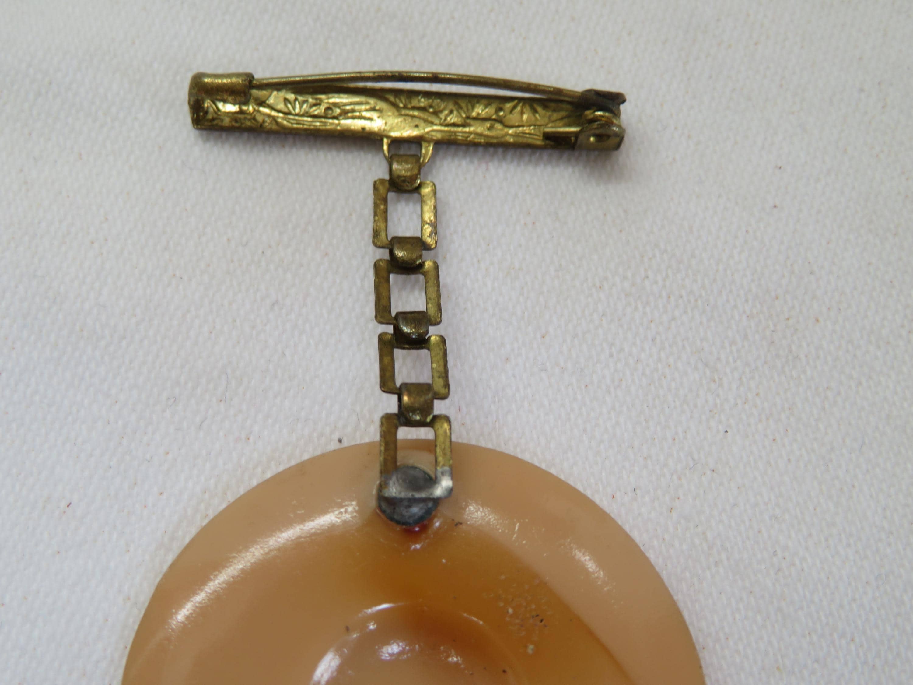 JOLIE BROCHE ART DÉCO EN GALALITHE ou résine signée C A à identifier ? - N°2