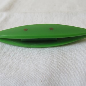 Navette de frivolité vintage en celluloïd/lucite vert mousse - Années 30 - Frivolité, nœuds, couture, travaux d&#39;aiguille, créations manuelles, dentelle
