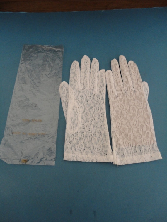 Vintage White Stretch Nylon Lace Wrist Gloves 198… - image 4