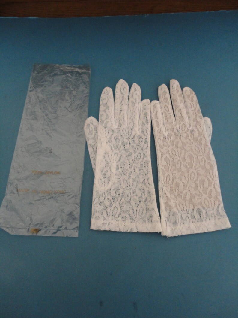Vintage White Stretch Nylon Lace Wrist Gloves 1980s Size S 6.5 7 Ideal Bridal/Wedding/Prom Unworn New Old Stock image 4