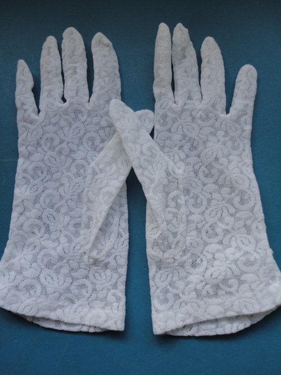 Vintage White Stretch Nylon Lace Wrist Gloves wit… - image 4