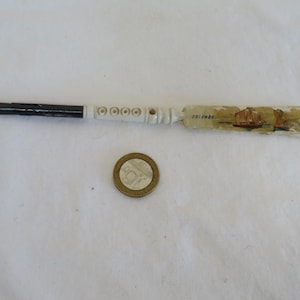Abrecartas/pluma de inmersión de plástico duro blanco antiguo. Recuerdo de Ostende, Bélgica, con tres barcos de vela o yates. Década de 1920. Stanhope desaparecido.
