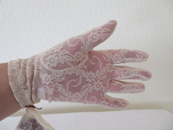Vintage Nude  Stretch Nylon Lace Wrist Gloves wit… - image 4
