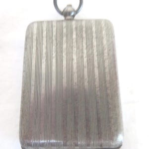 Antyczny pistolet metalowy Chatelaine Powder/Rouge Compact – otwieracz do zegarków kieszonkowych – lata 1900 – sygnowany Acier EJ