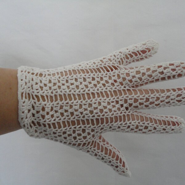 Vintage White Cotton Crochet Lace Wrist Gloves with Notch Detail to Inside Cuff - Size UK 7 to 7.5 - Ideal Bridal/Wedding/Prom - 1940's