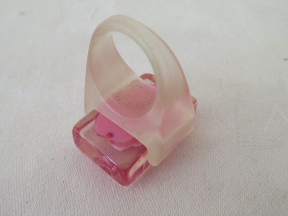 Vintage Clear and Frosted Lucite Ring with Pink A… - image 8