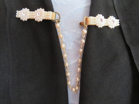 SWEATER/CARDIGAN GUARD 1950's-60's Rhinestone & Leaf - Gem