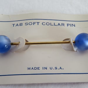 Pasador de corbata/alfiler con bola de metacrilato en tono dorado y azul perlado vintage en tarjeta original - Década de 1950 - Extremo de rosca - Stock antiguo nuevo Fabricado en EE. UU.