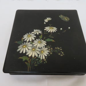 Caja antigua de papel maché negro con tapa con bonitas imágenes de flores y mariposas. Joyas y baratijas. Margarita, nomeolvides, mariposa.