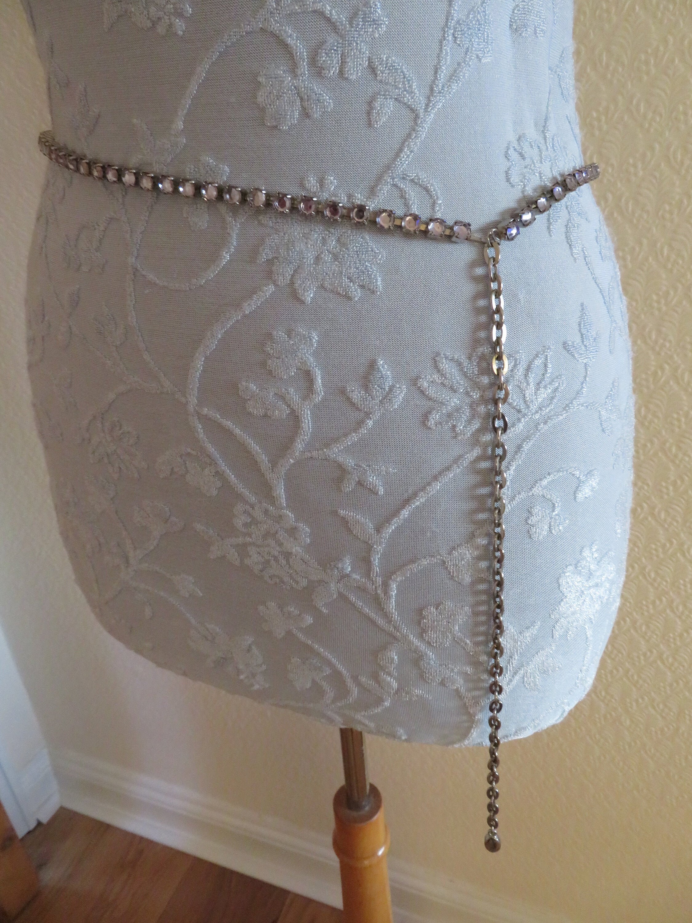 Starkles 80’s Vintage Sparkly Pronged RS Belt Set In Silver Toned Rhodium Metal. Original Vintage 80s Silver Sequin Elastic Belt With Silver  main image 3